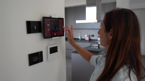 Smart Home Concept Donna Controlla Automazioni Domestiche Che Toccano Tablet — Video Stock