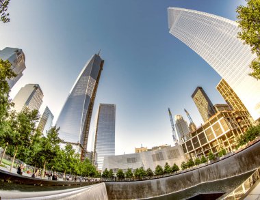 NEW YORK CITY - HAZİRAN 2013: Güneşli bir günde Dünya Ticaret Merkezi. 11 Eylül saldırılarında yıkılan ilk yedi binanın yerini alıyor.