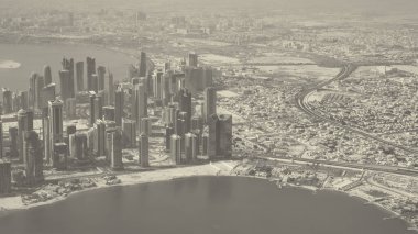Doha 'nın uçaktan gökyüzü görüntüsü. Corniche ve modern binalar, Katar.