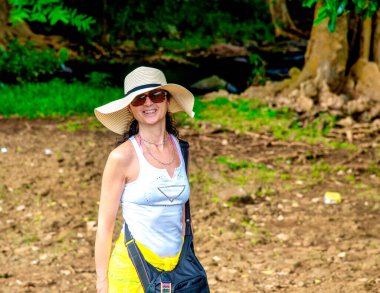 Orman gezisindeki kadın fotoğrafçı.