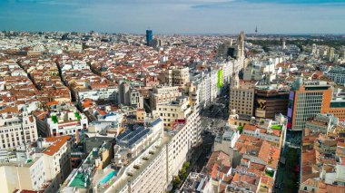 Madrid, İspanya - 29 Ekim 2022: Şehir merkezinin havadan görünüşü. Güneşli bir günde binalar ve ana simgeler.