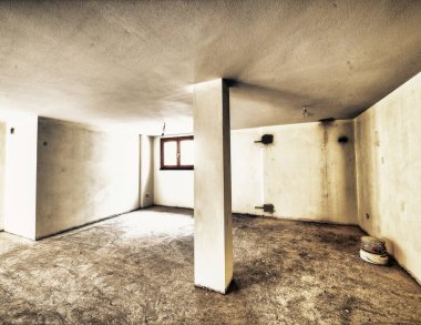 Merdivenleri ve sütunları olan bir taverna.