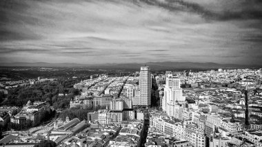 Madrid, İspanya. Şehir merkezinin havadan görünüşü. Güneşli bir günde binalar ve ana simgeler.