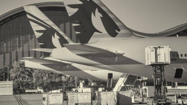 Doha, Katar - 12 Aralık 2016: Hamad Uluslararası Havalimanı pistinde uçaklar.