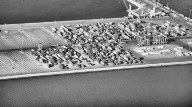 Ana liman yakınındaki konteynırlar, uçaktan görüş..