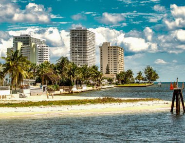 Fort Lauderdale kanalları ve şehir silüeti güneşli bir günde, Florida
