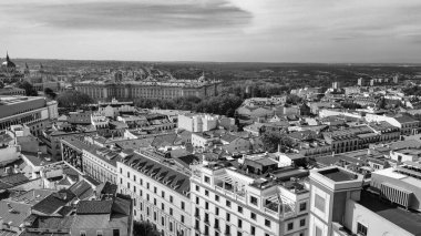 Madrid, İspanya. Şehir merkezinin havadan görünüşü. Güneşli bir günde binalar ve ana simgeler.