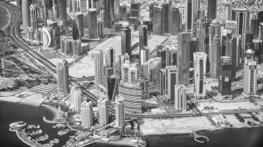 Doha, Katar - 17 Eylül 2018: Katar başkenti üzerinde uçan bir uçaktan şehrin gökyüzü görüntüsü.