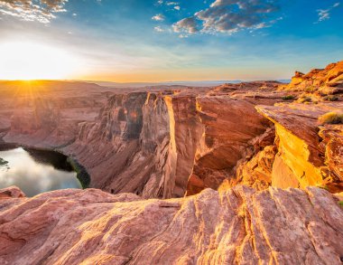 Arizona 'da gün batımında Horseshoe Bend' in panoramik manzarası