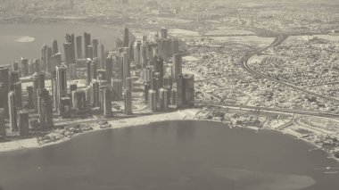 Doha, Katar - 17 Eylül 2018: Katar başkenti üzerinde uçan bir uçaktan şehrin gökyüzü görüntüsü.
