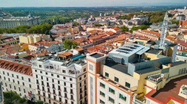 Madrid, İspanya. Şehir merkezinin havadan görünüşü. Güneşli bir günde binalar ve ana simgeler.