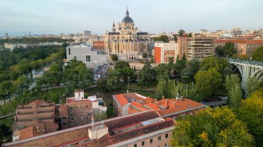 Madrid, İspanya. Şehir merkezinin havadan görünüşü. Güneşli bir günde binalar ve ana simgeler.