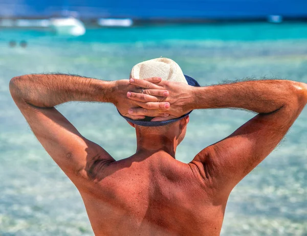 Back View Man Wearing Straw Hat Shoreline Holiday Concept — Stok fotoğraf
