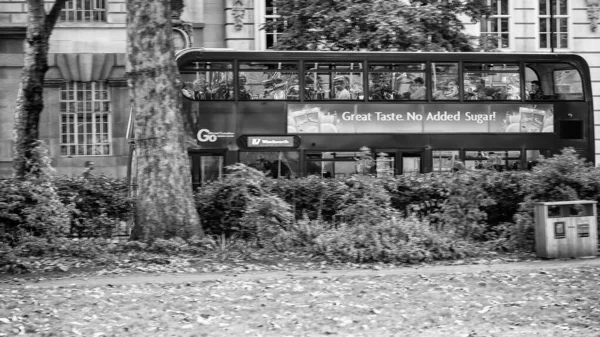 London Ngiltere Haziran 2015 Londra Bir Parktan Geçen Kırmızı Otobüsü — Stok fotoğraf