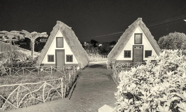 葡萄牙马德拉岛农村传统房屋落日村景观夜景 桑塔纳市 — 图库照片