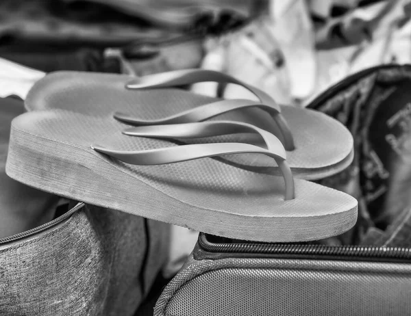 Embalaje Caso Viajero Cama Primer Plano Ropa Zapatillas —  Fotos de Stock