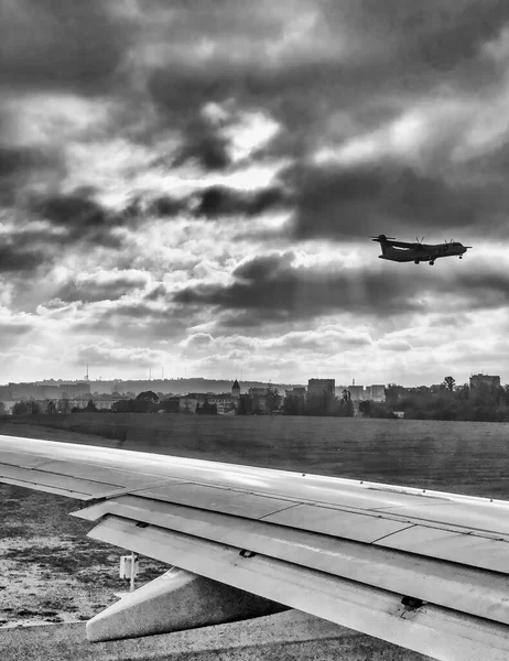 Airplane Landing Seen Departing Plane — Stock Photo, Image