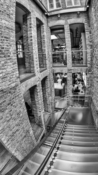 英国伦敦 2015年6月 苹果商店内饰有现代楼梯的老式建筑 — 图库照片