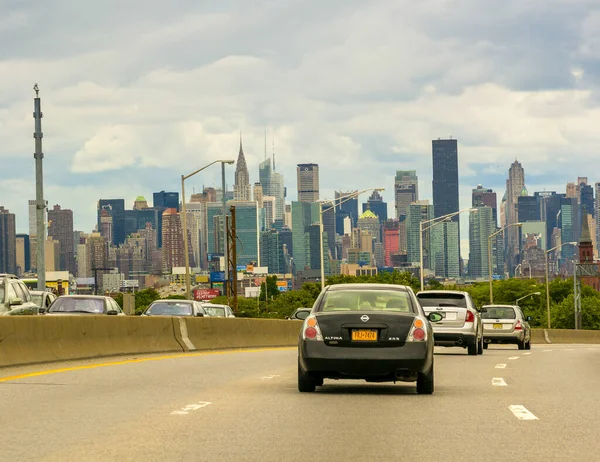 2013年5月15日 向曼哈顿的交通流量 在纽约 城市交通是个大问题 — 图库照片
