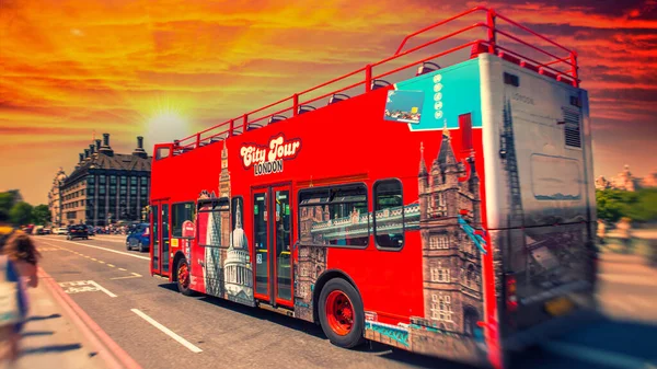 穿过伦敦的红色观光巴士 日落的时候旅游概念 — 图库照片