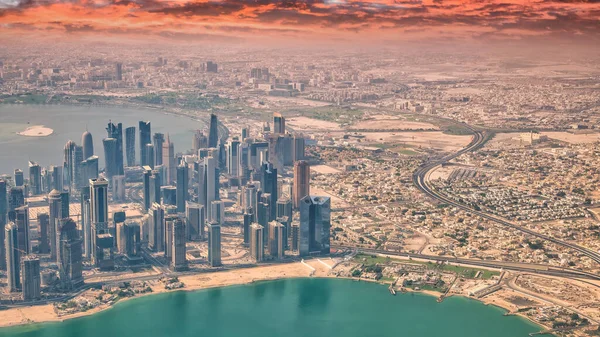 Luchtfoto Van Doha Skyline Vanuit Het Vliegtuig Moderne Wolkenkrabbers Bij — Stockfoto