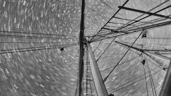 Ufukta Yıldızlı Gökyüzü Olan Bir Yelkenli Gemisinin Direği — Stok fotoğraf