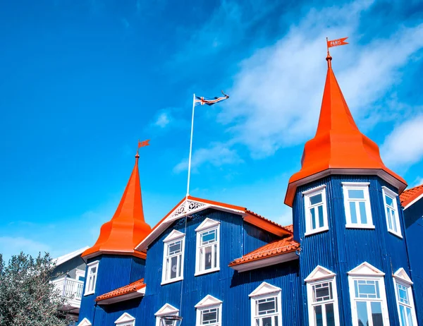 Blå Byggnad Akureyri Mot Vacker Sommarhimmel Island — Stockfoto