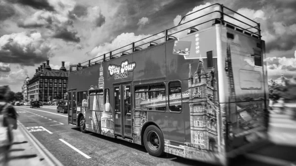 穿过伦敦的红色观光巴士 旅游概念 — 图库照片