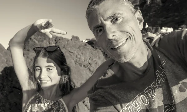 Hombre Feliz Con Hija Largo Costa Isla Atardecer — Foto de Stock