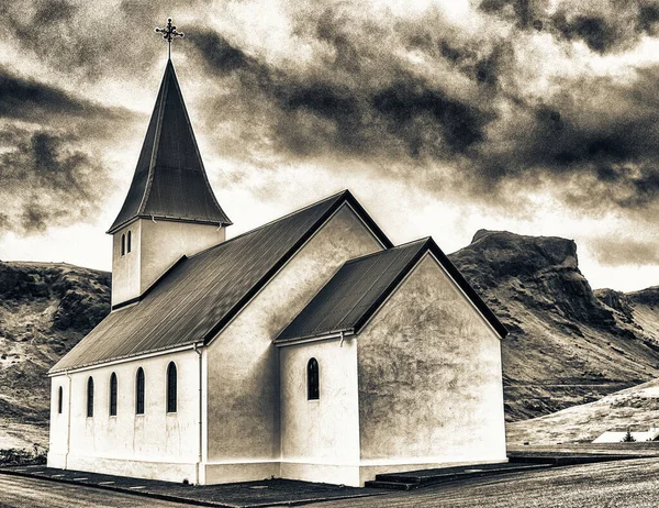 夏のシーズンにヴィック1世ミュルダル教会 赤い屋根 アイスランド — ストック写真