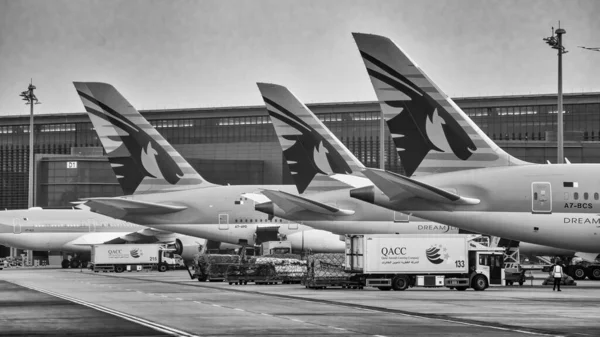 Ντόχα Κατάρ Σεπτεμβρίου 2018 Αεροπλάνα Στον Διάδρομο Του Διεθνούς Αερολιμένα — Φωτογραφία Αρχείου