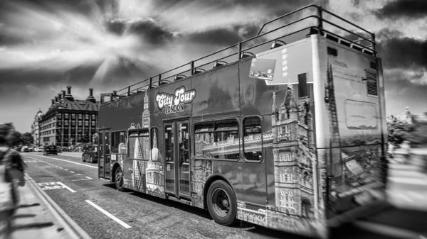 รถท องเท ยวส แดงข ามลอนดอน ตอนพระอาท แนวค ดการท องเท — ภาพถ่ายสต็อก