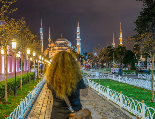 Istanbul Září 2014 Turistické Vychutnat Pohled Noční Modré Mešity Istanbul — Stock fotografie