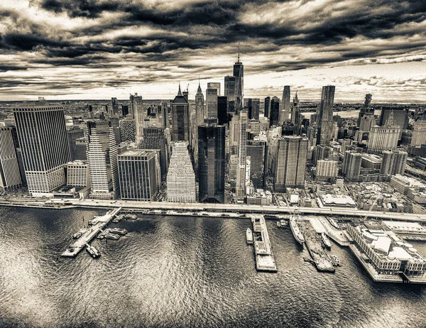 曇った日にヘリコプターからイースト川に沿ってロウアー マンハッタンと桟橋の空中ビュー — ストック写真