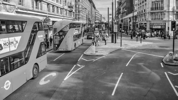 London Storbritannien Juni 2015 Red Double Decker Bussar Med Turister — Stockfoto