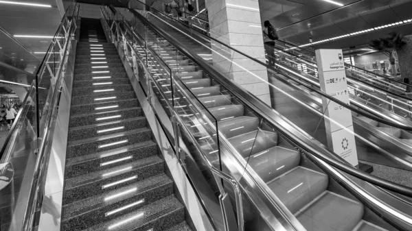 Doha Qatar Agosto 2018 Interior Aeroporto Internacional Hamad Escada Rolante — Fotografia de Stock