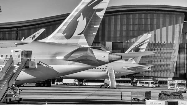 Doha Qatar Грудня 2016 Airplanes Runway Hamad International Airport — стокове фото