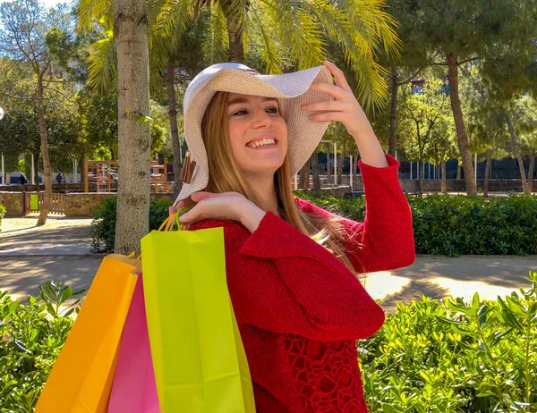 Mutlu Genç Kadın Zevk Şehir Ziyaret Renkli Hediye Çantaları Holding — Stok fotoğraf