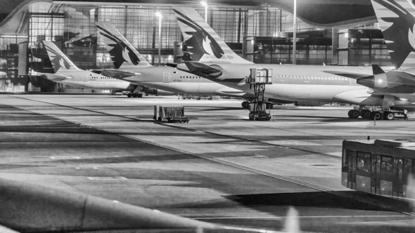 Doha Qatar Agosto 2018 Aviões Noite Pista Aeroporto Internacional Hamad — Fotografia de Stock