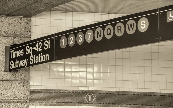 タイムズ スクエア 42丁目駅の地下鉄駅入口 — ストック写真