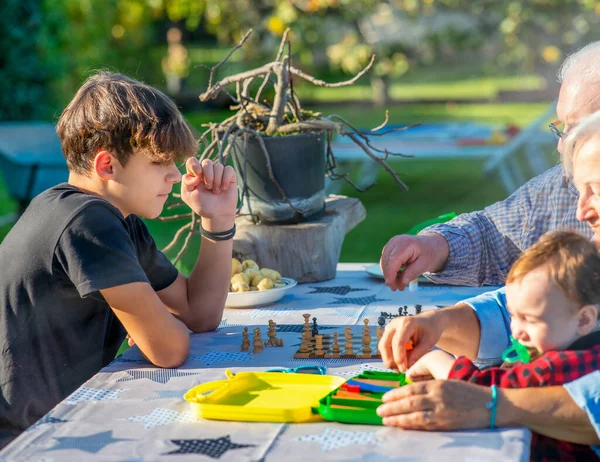 Grootouders Kleinkinderen Spelen Samen Buiten Een Zonnige Middag Bij Tafelspelen — Stockfoto