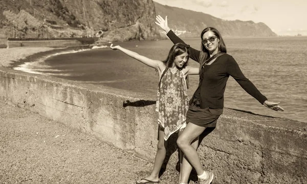 Annesiyle Tatilde Olan Mutlu Genç Kız Güzel Ada Kıyılarını Ziyaret — Stok fotoğraf