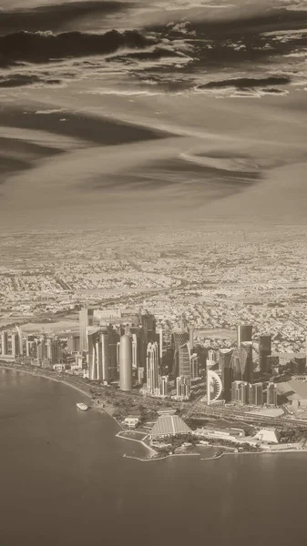 Αεροφωτογραφία Του Ορίζοντα Της Ντόχα Από Αεροπλάνο Σύγχρονοι Ουρανοξύστες Σούρουπο — Φωτογραφία Αρχείου