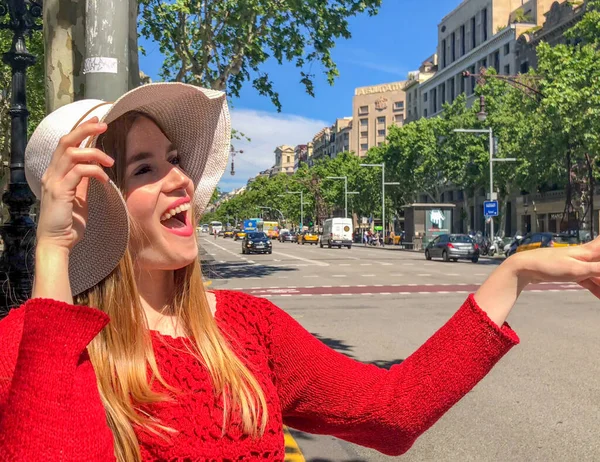 Mujer Feliz Con Sombrero Paja Visitando Ciudad Primavera —  Fotos de Stock