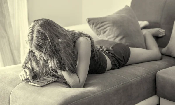 Chica Joven Feliz Relajarse Sofá Jugando Con Teléfono Inteligente —  Fotos de Stock
