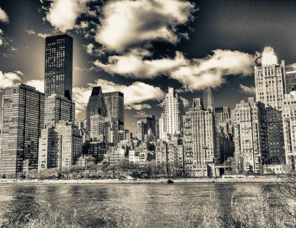 Manhattan Skyline Een Zonnige Ochtend Van Roosevelt Island Park — Stockfoto