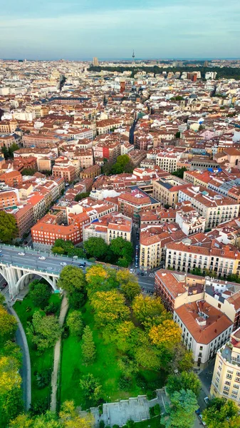 スペインのマドリード 市内中心部の空中ビュー 晴れた日の建物や主要なランドマーク — ストック写真