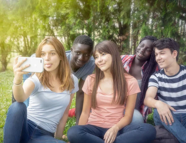 Grupo Adolescentes Carreras Múltiples Disfrutando Tiempo Aire Libre Juntos — Foto de Stock