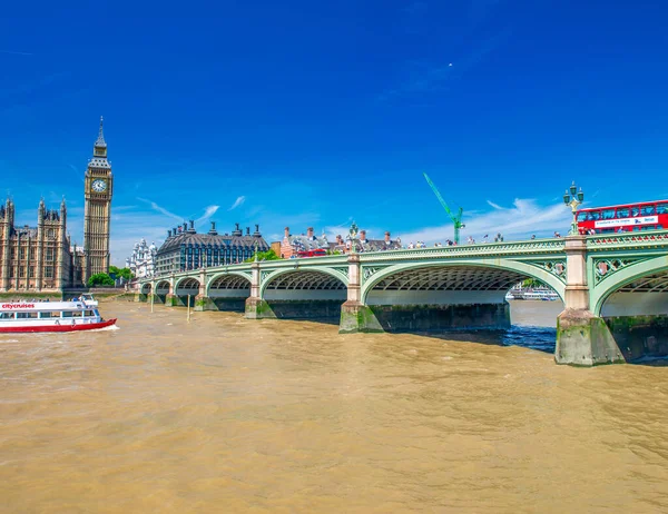 ロンドン イギリス 2015年7月3日 夏のウェストミンスター橋沿いの都市交通 — ストック写真