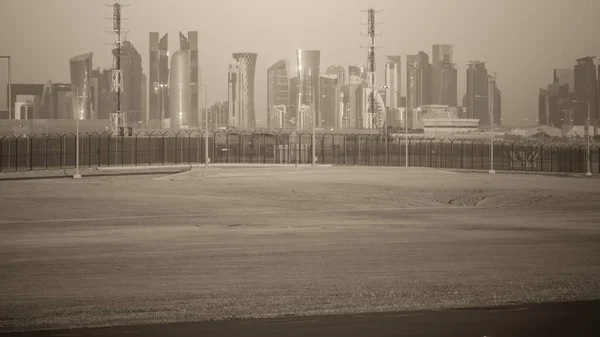 Doha Zonsopgang Skyline Van Hamad Luchthaven Start Landingsbaan Qatar — Stockfoto